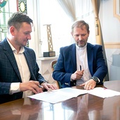 	Wicemarszałek województwa Tomasz Sobieraj oraz ks. Dariusz Rataj, proboszcz karlińskiej parafii, podpisali umowę o przekazaniu pieniędzy. 
