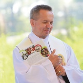 Kapłan na pielgrzymce w czasie Mszy św. w Proszowicach.
