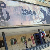 ▲	Baner na budynku Urzędu Wojewódzkiego w Opolu.