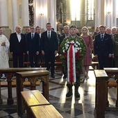 ▲	Po Mszy św. reprezentanci władz i służb mundurowych przeszli z bp. Solarczykiem przed tablicę dedykowaną bp. Materskiemu. Tutaj został złożony wieniec od ministra obrony narodowej Mariusza Błaszczaka.