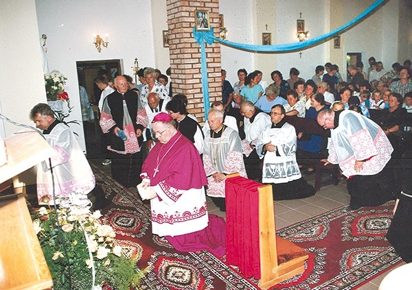 ▲	Nowe miejsce modlitwy zostało poświęcone przez bp. Romana Marcinkowskiego 18 lipca 1999 roku.