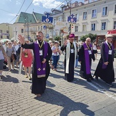 ▲	Pielgrzymom w dniu wyjścia towarzyszyli arcybiskup Stanisław oraz biskup Adam.