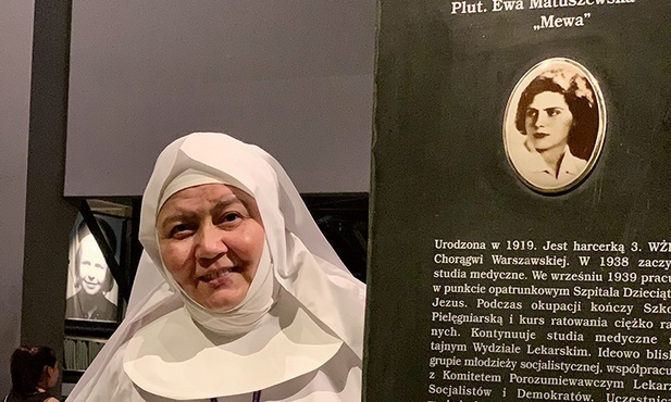 Siostra Marcina Ewa Gieniusz, niepokalanka, jest wolontariuszką w Muzeum Powstania Warszawskiego. Można tam „spotkać” Ewę Matuszewską ps. Mewa, harcerkę, która w powstaniu zginęła.