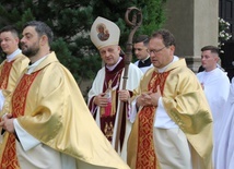 Bp Roman Pindel przewodniczył Mszy św. dla pielgrzymów w Wilamowicach.