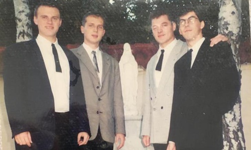 Czasy seminaryjne. Kleryk Piotr Przyborek drugi od lewej.