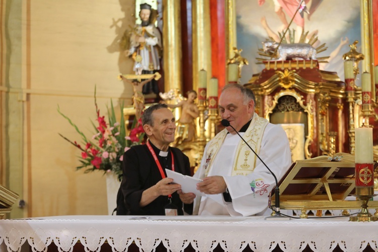 W kończyckim kościele powitał pielgrzymów ks. kan. Andrzej Wieliczka.