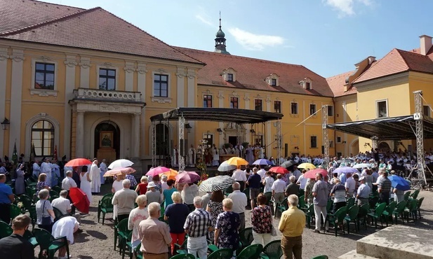 Spieszymy do Tej, która oręduje za nami