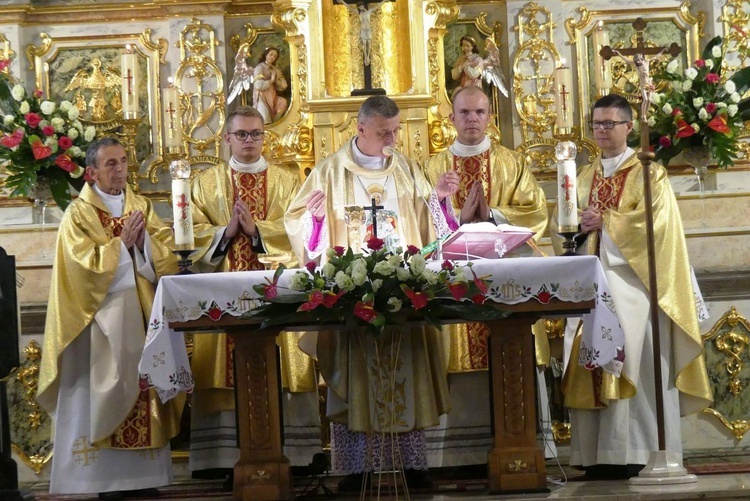 Bp Roman Pindel przewodniczy Mszy św. wieńczącej obchody jubileuszu 400-lecia zgromadzenia elżbietanek cieszyńskich.