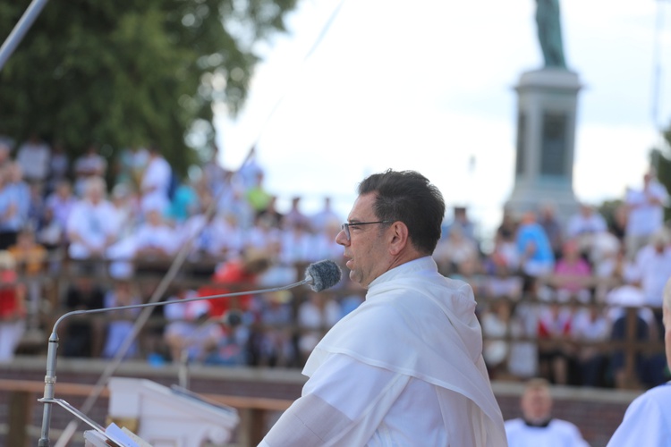 Przeor paulinów o. Samuel Pacholski powitał bielsko-żywieckich pątników.