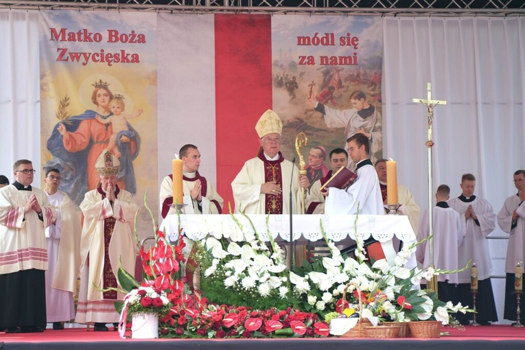 Kard. Müller na cmentarzu bohaterów 1920 r.: Potrójny Cud nad Wisłą