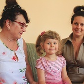 	Pani Luba (od lewej), jej wnuczka Julianna i córka Irina znalazły drugi dom w płockiej Caritas.