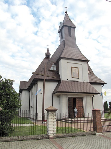 	Kaplicę budowano w latach 1984–1990 według projektu przasnyskiego architekta Andrzeja Chodkowskiego.
