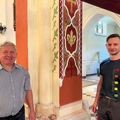 Michał (z lewej) i Adam Potyszowie odpowiadają za namalowanie od podstaw odtworzonych ornamentów, m.in. na filarach. 