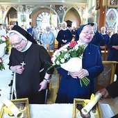 ▲	Biegoniccy parafianie gratulują siostrom.