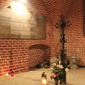 ◄	W 1944 r. pod gruzami kościoła zginęło 4 kapłanów, 34 siostry i około tysiąc mieszkańców Warszawy.