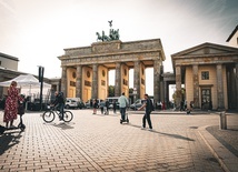 Nieznani sprawcy wyryli swastyki na prawie 90 samochodach w Berlinie