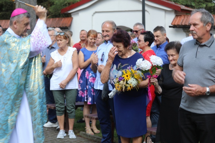 Bp Roman Pindel pobłogosławił przyniesione przez wiernych kwiaty i zioła.