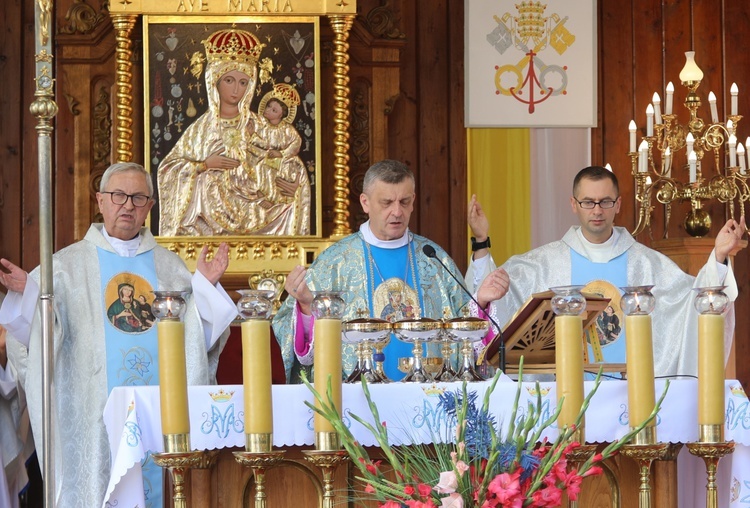 Liturgii przewodniczył bp Roman Pindel, a wśród koncelebransów byli m.in. dziekan żywiecki ks. prał. Stanisław Kozieł i kapelan wojskowy ks. por. Krzysztof Włosowicz.