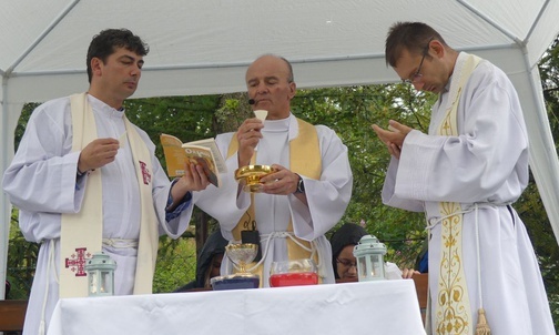 O. Jerzy Marusia, ks. Andrzej Woźniak i ks. Adam Wandzel przy ołtarzu na Magurce.