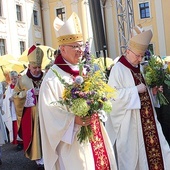 Procesja na rozpoczęcie Mszy św. w uroczystość Wniebowzięcia NMP.