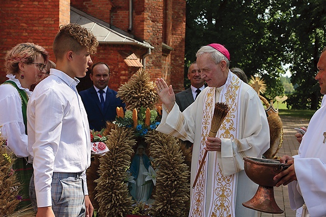 Bp Piotr Libera pobłogosławił tegoroczne zbiory.