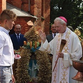 Bp Piotr Libera pobłogosławił tegoroczne zbiory.