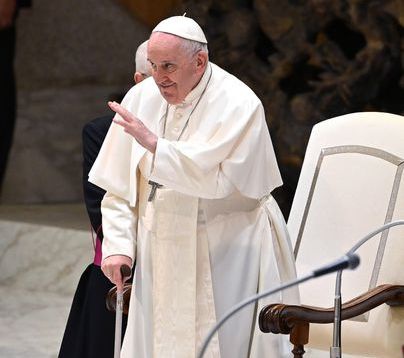 Papież pół roku od rozpoczęcia wojny na Ukrainie: wojna jest szaleństwem, jest tyle okrucieństwa