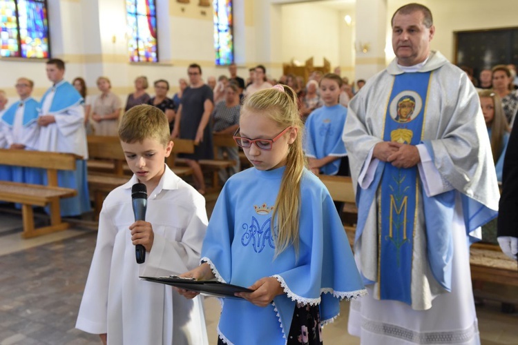 Dzieci, dorośli i kapłan powitali niebiańskiego gościa.