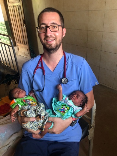 Brat Maciej przyjmuje porody i ratuje życie noworodkom. 