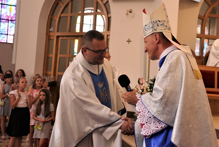 Biskup Marek Solarczyk wręczył dekret ks. Mariuszowi Chamerskiemu podczas Powakacyjnego Dnia Wspólnoty Ruchu Światło-Życie.