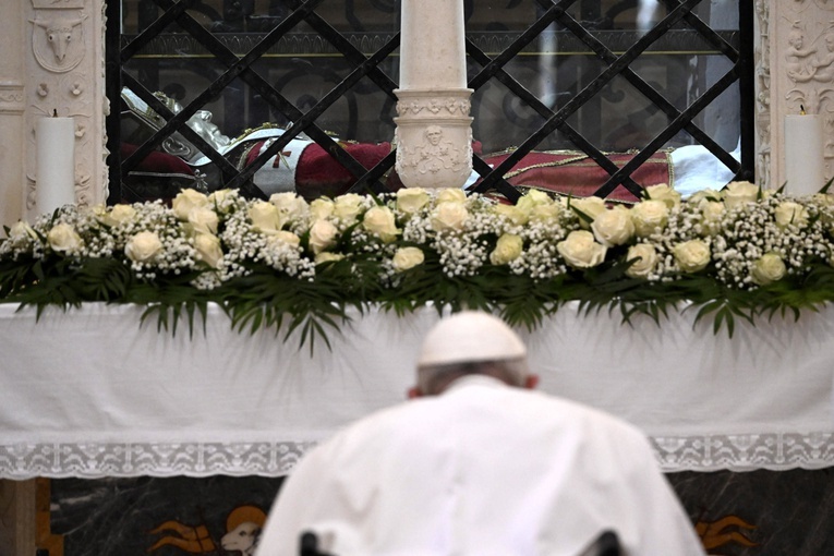 Franciszek modlił się przy grobie Celestyna V - pierwszego papieża, który złożył rezygnację
