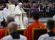 Rozpoczęła się narada papieża z kardynałami z całego świata