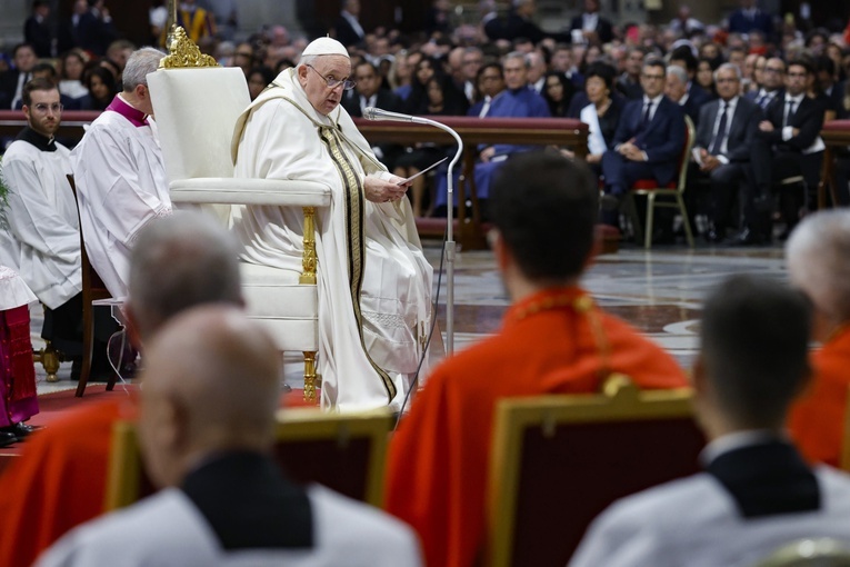 Rozpoczęła się narada papieża z kardynałami z całego świata