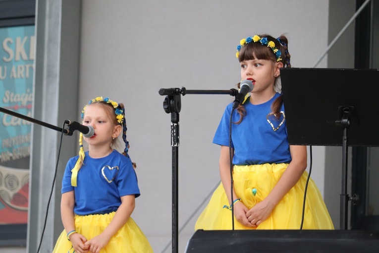 Tęsknotę i dumę ze swojego kraju ukraińscy artyści wyrażali pieśnią, tańcem i strojem.