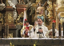 Ojciec Grzegorz Sekuła SchP błogosławił wiernych relikwiami świętego solenizanta.
