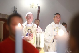 Ks. Marcin Mazur u boku biskupa seniora w czasie Mszy św. odpustowej.