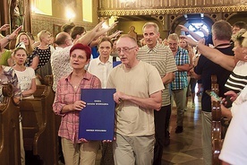 Podczas procesji z darami członkowie KWC złożyli księgi z deklaracjami abstynencji.