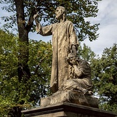 ▲	Pomnik od 120 lat podnosi na duchu mieszkańców Warszawy. Odnowionemu posągowi zostanie przywrócone pierwotne ułożenie dłoni.