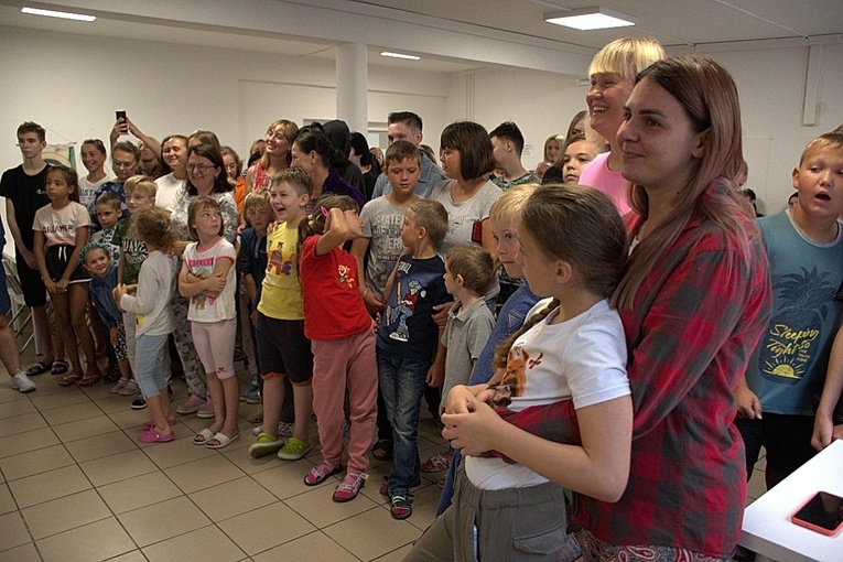 Mali Ukraińcy ze szkolnymi wyprawkami do Caritas AG