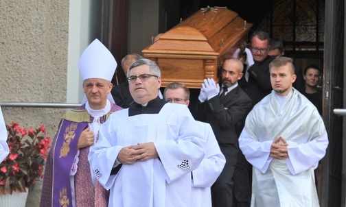 Ceremonii pogrzebowej w Rajczy przewodniczył bp Roman Pindel. 