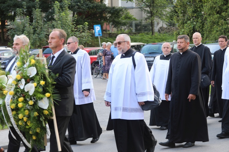W pogrzebowym kondukcie przez Rajczę trumnę odprowadzały tłumy parafian i liczni księża. 
