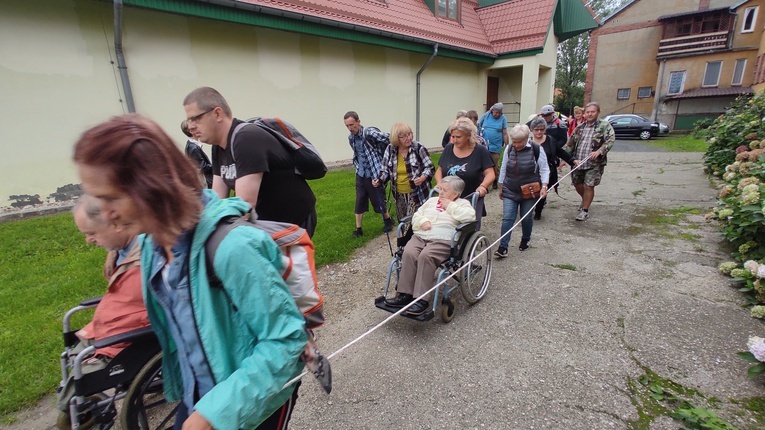 Legnica. Pieszo i na wózkach inwalidzkich