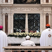 W L’Aquili Franciszek modlił się przy grobie papieża Celestyna V.