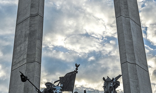 Pomnik Chwały Kawalerii i Artylerii Konnej w Wolicy Śniatyckiej.
