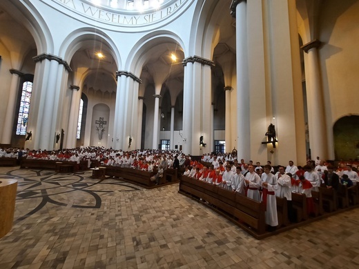 Katowice. Ministranci w katedrze
