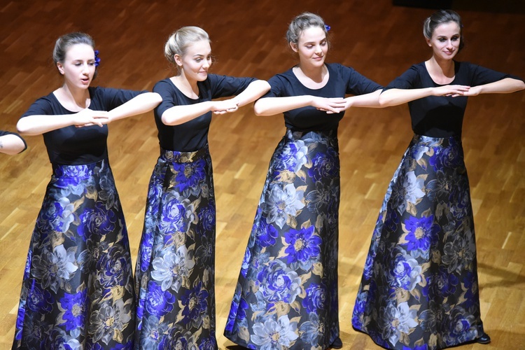 Dziewczęta, wzorem chórów azjatyckich, łączą śpiew z gestami i tańcem.