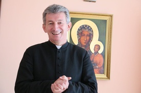 Ks. Andrzej Krasowski zachęca do pielgrzymowania do Matki Bożej.