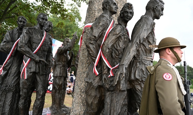 Mielec/ Odsłonięto największy w kraju pomnik Żołnierzy Wyklętych Niezłomnych