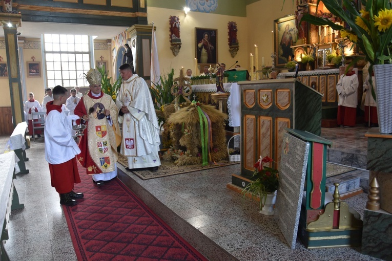  W czasie uroczystej Mszy św. biskup poświęcił tablice upamiętniające to wydarzenie.