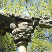 Gargulec na mauzoleum Donnersmarcków (Świerklaniec).
